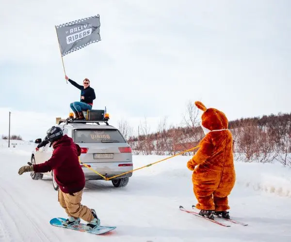 Groupe de participants du Viking Rally lors de leur road trip en Norvège.